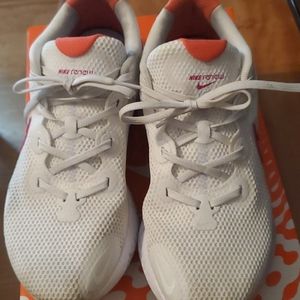 nike women's wide width athletic shoes